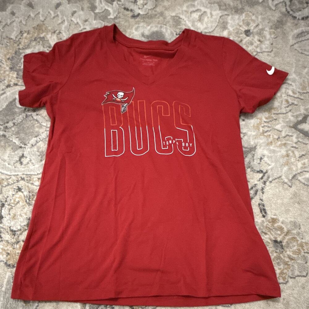 Nike Tampa Bay Buccaneers NFL Red V-Neck T-Shirt Shirt Women’s Size M
